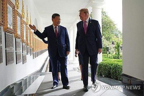 백악관 함께 둘러보는 미중 정상 (출처=연합뉴스)