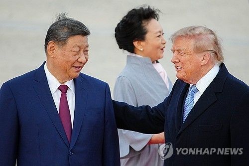 공항에서 시진핑 주석 맞이하는 트럼프 대통령 (출처=연합뉴스)