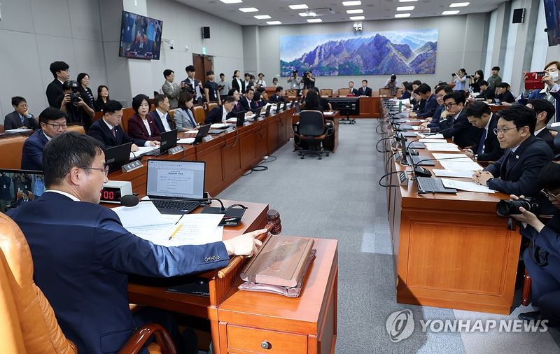 안건 의결하는 한병도 위원장 (출처=연합뉴스)