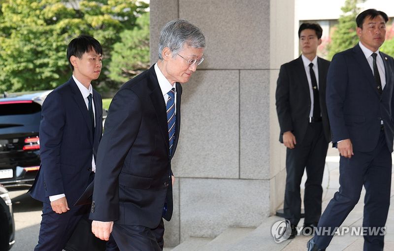 출근하는 조희대 대법원장 (출처=연합뉴스)