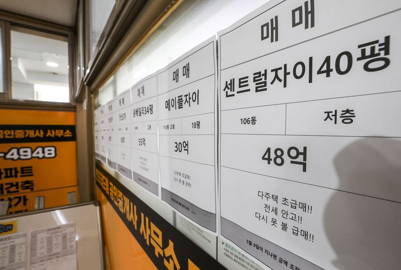[서울=뉴시스] 정병혁 기자 = 12일 서울시내 부동산에 세를 안고 파는 '세안고' 매물 안내문이 붙어있다.그동안 일부 다주택자 매물에만 적용되던 실거주 의무 유예가 비거주 1주택을 포함한 '세입자가 있는 주택 전체'로 확대된다. 국토교통부는 토지거래허가구역 내 임대 중인 주택을 매수할 경우 임대차 계약 종료일까지 매수자의 입주를 유예하는 대상을 비거주 1주택자를 포함한 모든 임대주택으로 확대한다고 밝혔다. 2026.05.12. jhope@newsis.com