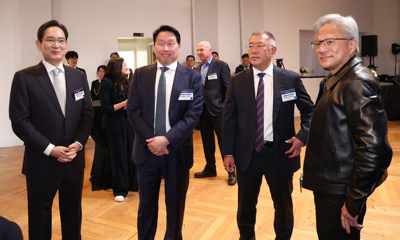 [샌프란시스코=뉴시스] 김진아 기자 = 이재용(왼쪽부터) 삼성전자 회장, 최태원 SK그룹 회장, 정의선 현대차그룹 회장, 젠슨 황 엔비디아 CEO가 24일(현지 시간) 미국 샌프란시스코 더 미드웨이에서 열린 샌프란시스코 AI 서밋에 앞서 대화를 하고 있다. 2026.07.25. bluesoda@newsis.com
