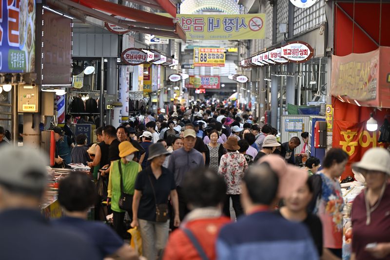 [전남광주=뉴시스] 양시원 기자 = 추석 연휴를 일주일 앞둔 17일 전남광주 북구 말바우시장이 제수용품을 구매하러 온 손님들로 가득 찼다. 2026.09.17 goodwrite97@newsis.com