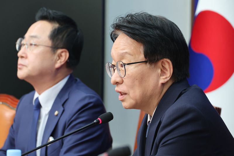 권칠승 더불어민주당 정책위의장이 27일 서울 여의도 국회에서 추석민심 관련 기자간담회를 하고 있다. 뉴스1