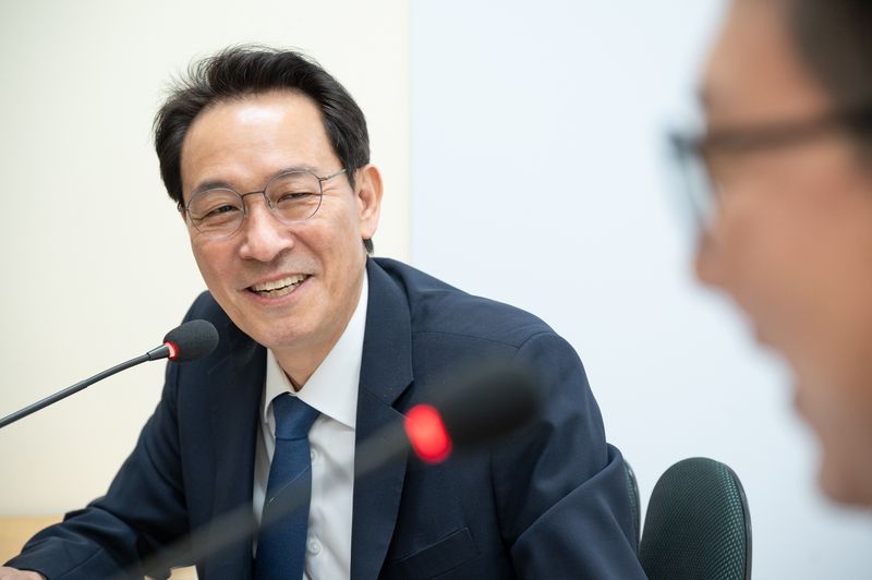 우상호 강원도지사가 지난 22일 추석 연휴를 앞두고 도청내 방송을 통해 직원들에게 명절 인사를 건넸다. 강원자치도 제공