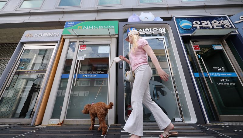 서울 시내의 한 시중은행 ATM 앞으로 시민이 이동하고 있다. 2026.9.2 ⓒ 뉴스1 박지혜 기자