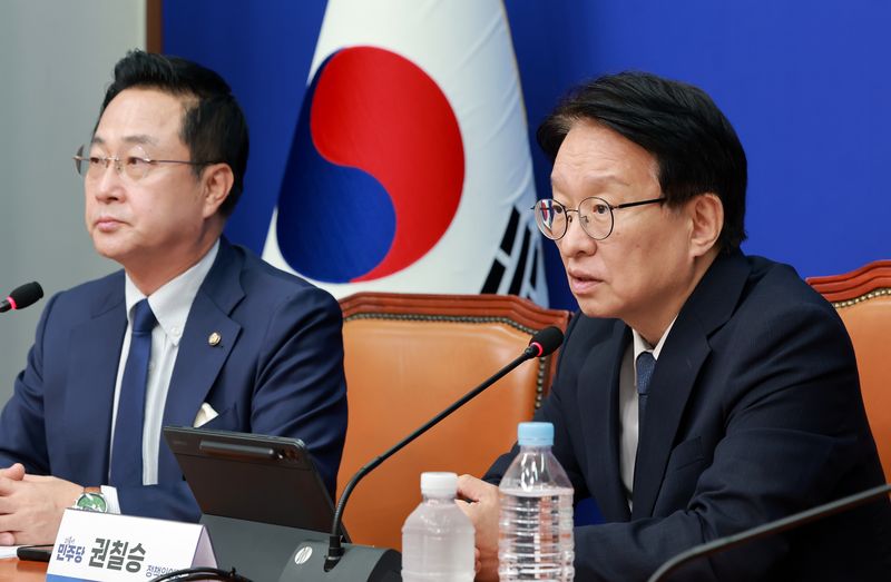 더불어민주당 권칠승 정책위의장과 박성준 수석대변인이 27일 국회에서 추석민심 기자간담회를 하고 있다. 연합뉴스