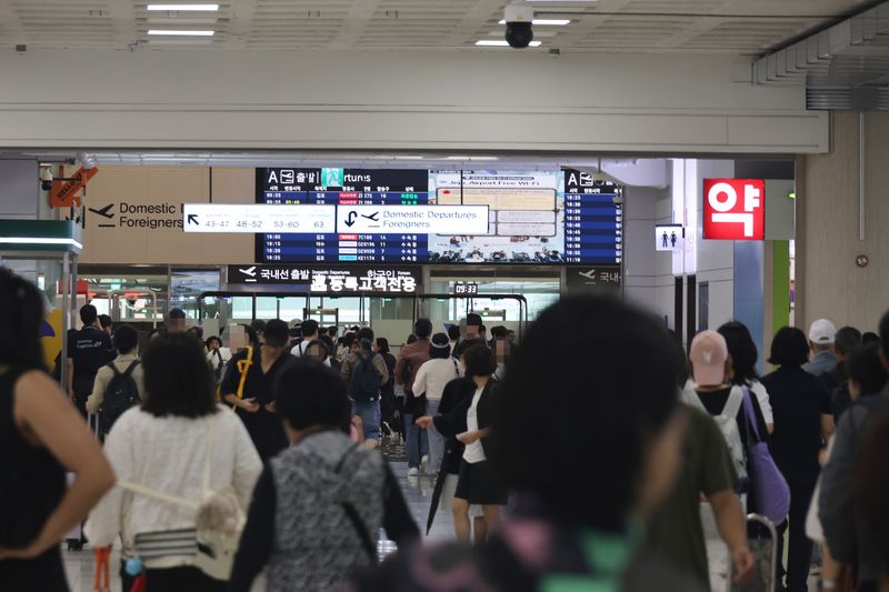 27일 제주국제공항 국내선 출발장이 항공편을 이용하려는 승객들로 붐비고 있다. 특별교통대책 마지막 날인 이날 제주공항에는 출발 257편과 도착 256편 등 모두 513편의 항공편이 안내됐다. 사진=연합뉴스