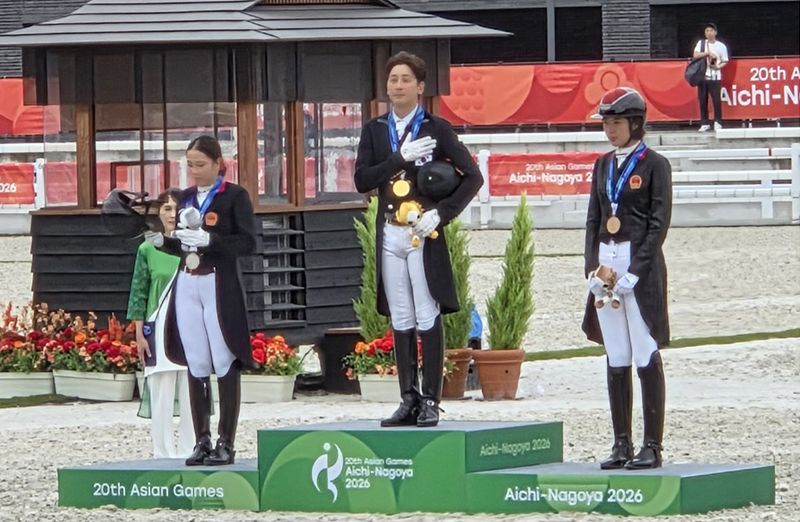 27일 일본 도쿄 승마공원에서 열린 2026 아이치·나고야 아시안게임 승마 마장마술 개인전 결승에서 마필 '레오니다스'와 출전해 최종 점수 75.190점을 받아 당당히 1위에 오른 남동헌이 시상대에 올라 국기에 경례하고 있다. 연합뉴스