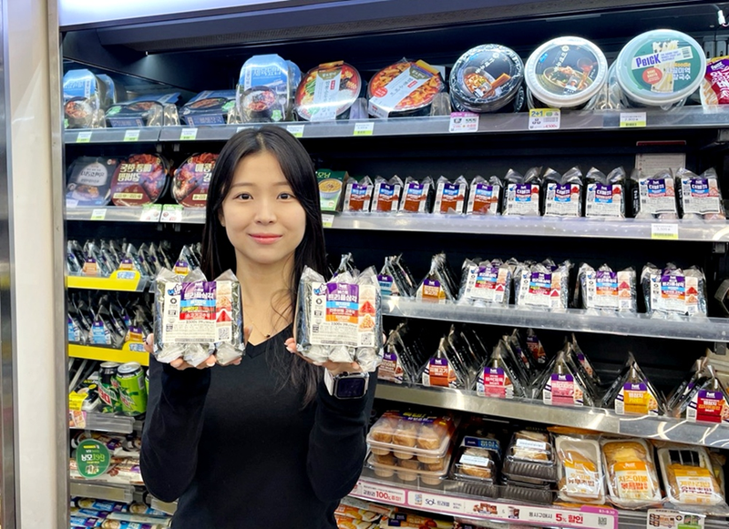 CU에서 출시한 트리플 삼각김밥을 모델이 들고 있다. BGF리테일 제공