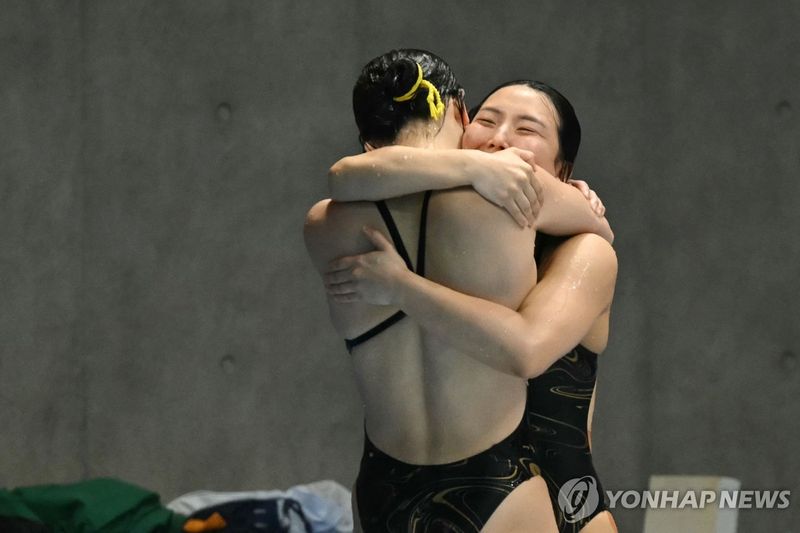27일 일본 도쿄 아쿠아틱스 센터에서 열린 대회 다이빙 여자 싱크로 3ｍ 스프링보드 결승에서 마지막 다이빙을 마치고 포옹하는 김수지(오른쪽)와 김나현. 사진=연합뉴스