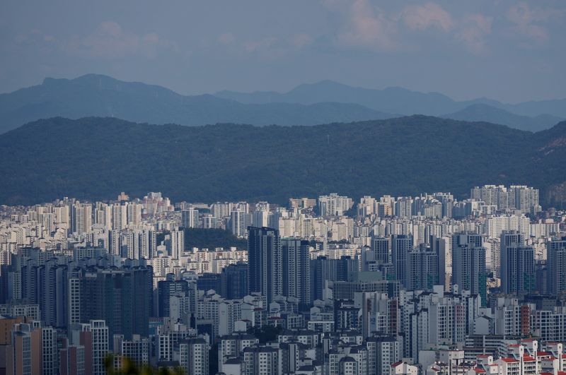 서울 아파트 전세 계약 만기가 도래한 임차인은 새로 전세를 얻거나 재계약을 할 때 보증금을 2년 전보다 8천만원 이상 올려줘야 하는 것으로 나타났다. 사진은 27일 남산에서 바라본 서울시내 아파트. 연합뉴스