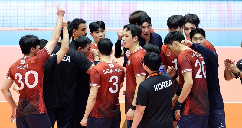 27일 일본 아이치현 파크 아레나 고마키에서 열린 2026 아이치·나고야 아시안게임 남자 배구 예선 대한민국과 필리핀의 경기. 3-0 셧아웃 승리를 거둔 한국 이사나예 라미레스 감독과 대표팀 선수들이 코트 가운데에 모여 파이팅을 외치고 있다. /사진=연합뉴스