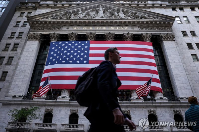 미국 맨해튼의 뉴욕증권거래소(NYSE) 앞을 한 시민이 지나가고 있다. 연합뉴스 자료사진