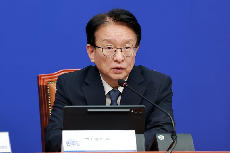 더불어민주당 권칠승 정책위의장이 27일 국회에서 추석민심 기자간담회를 하고 있다.
