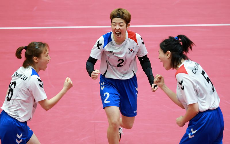 25일 오전(현지 시간) 일본 나고야시 미즈호 파크 체육관에서 열린 2026 아이치·나고야 아시안게임 세팍타크로 여자 팀 레구 결승 한국과 태국의 경기, 득점에 성공하자 한국 이민주(왼쪽부터), 한예지, 최지나가 기뻐하고 있다. 뉴시스