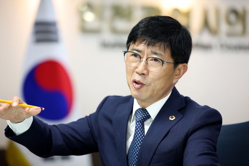 박종혁 인천광역시의회 의장은 27일 집행부에 대한 견제와 감시라는 의회 본연의 역할을 충실히 수행하면서도 단순한 비판이나 형식적인 견제에 머물지 않고 합리적이고 실현 가능한 대안을 제시하는 '생산적인 의회'를 만들겠다고 밝혔다. 인천시의회 제공