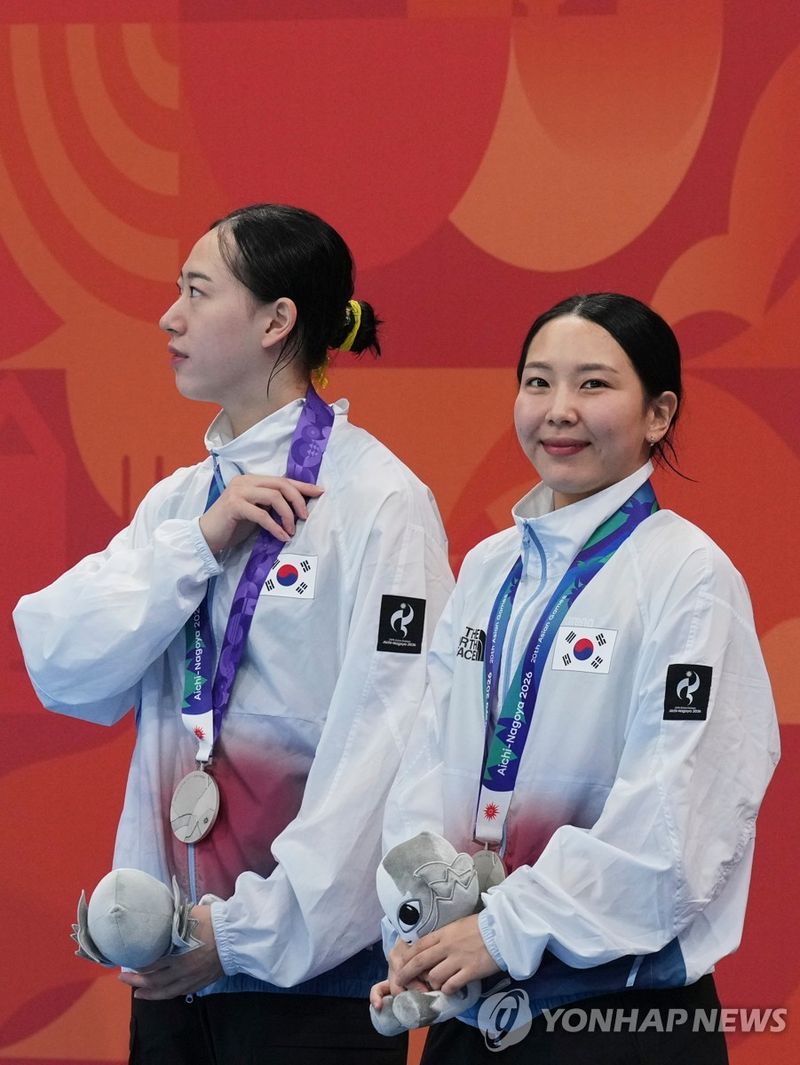 27일 일본 도쿄 아쿠아틱스 센터에서 열린 대회 다이빙 여자 싱크로 3ｍ 스프링보드 결승 후 시상식에서 김수지(오른쪽)와 김나현이 은메달을 목에 걸고 기뻐하고 있다. 연합뉴스
