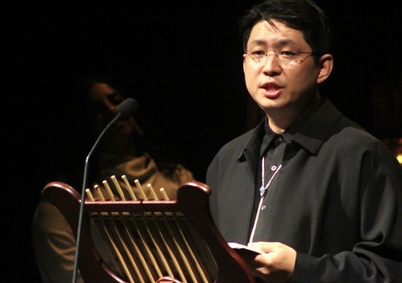 구자하가 26일(현지시간) 노르웨이 오슬로국립극장에서 국제입센상을 받은 뒤 수상 소감을 말하고 있다. 연합뉴스
