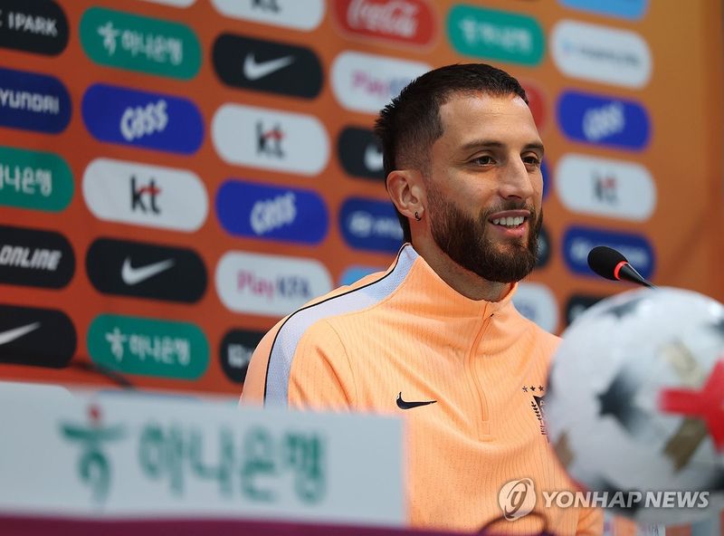 질문 답하는 벤탄쿠르 (출처=연합뉴스)