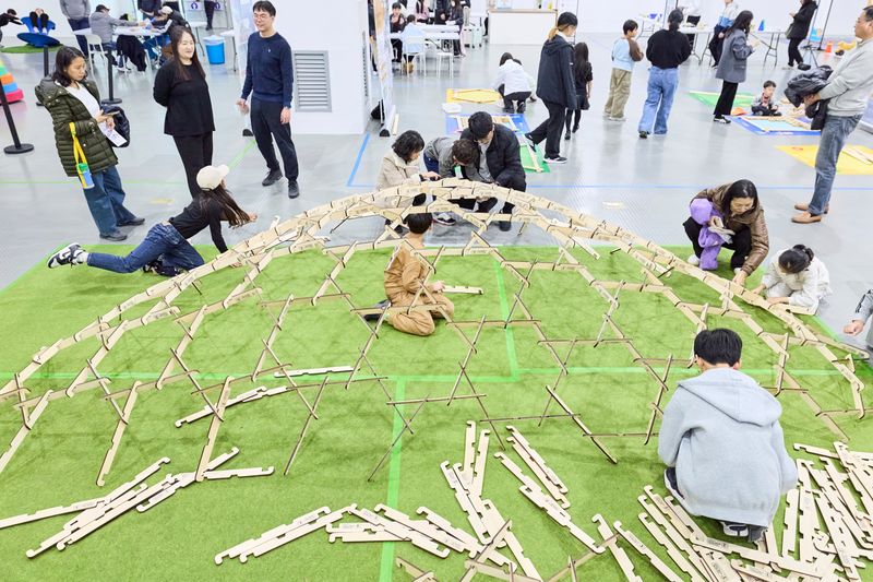 국립부산과학관은 오는 10월 1일부터 2027년 3월 1일까지 과학관 1층 김진재홀에서 특별기획전 '빌드업 프로젝트'를 개최한다고 27일 밝혔다. 돔 구조물 만들기를 체험하는 관람객들. 국립부산과학관 제공