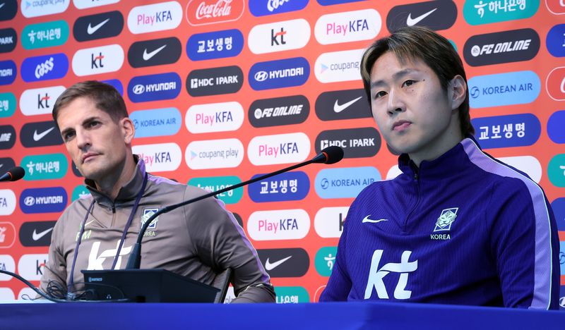 로베르토 모레노 대한민국 축구대표팀 감독과 이강인이 우루과이와의 평가전을 하루 앞둔 27일 서울 마포구 서울월드컵경기장에서 훈련 전 공식 기자회견에 참석해 취재진 질문을 듣고 있다. 뉴스1