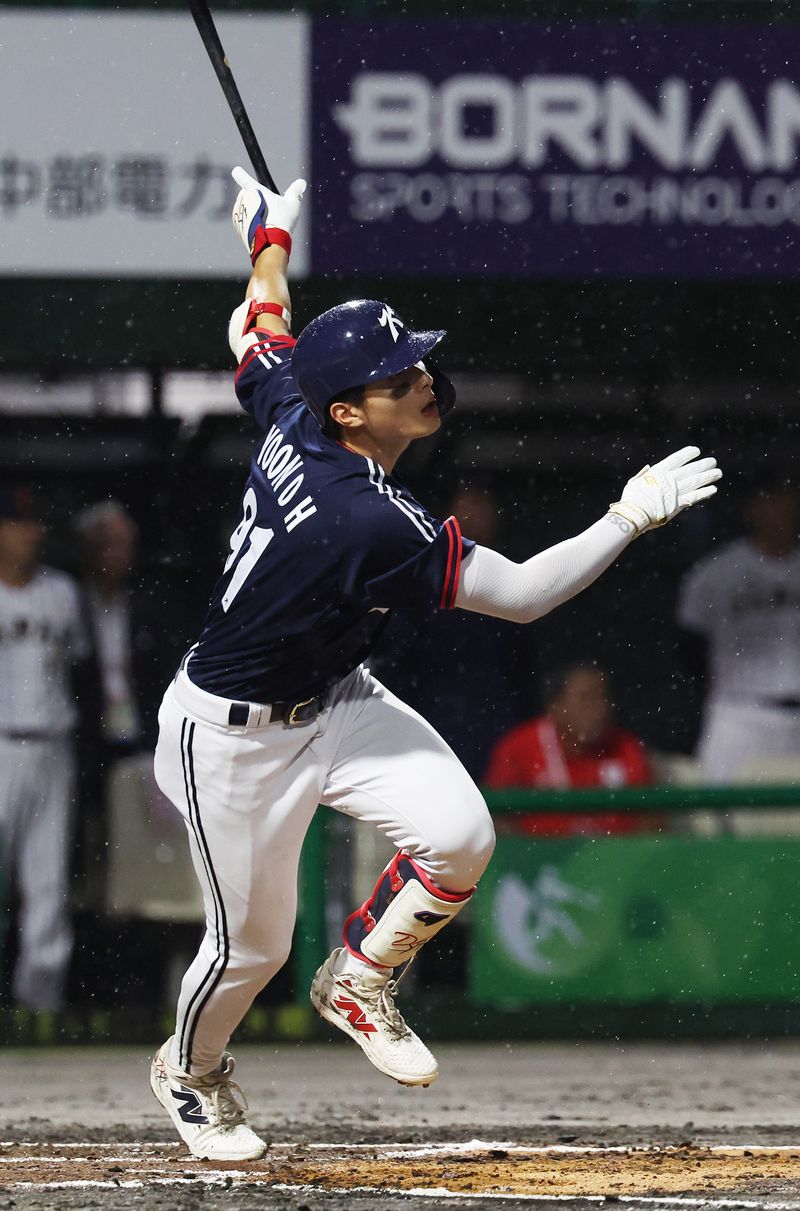 27일 일본 아이치현 도요하시 시민구장에서 열린 2026 아이치·나고야 아시안게임 결승 한국과 일본의 경기. 2회초 선두타자로 나선 한국 윤동희가 2루타를 치고 있다. 연합뉴스
