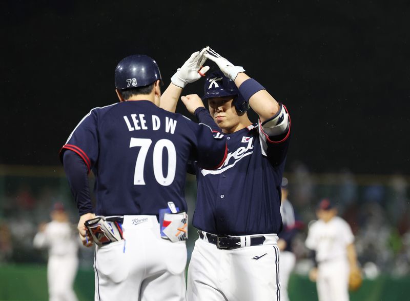 27일 일본 아이치현 도요하시 시민구장에서 열린 2026 아이치·나고야 아시안게임 결승 한국과 일본의 경기. 3회초 무사 1루 상황에서 한국 노시환이 안타를 친 뒤 세리머니를 하고 있다. 연합뉴스