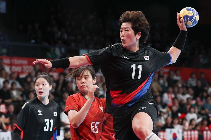 27일 일본 아이치현 이나자와시 엔트리오(ENTRIO)에서 열린 2026 아이치·나고야 아시안게임 핸드볼 라운드로빈 21 대한민국과 일본의 경기, 한국 류은희가 슛을 하고 있다. 뉴스1