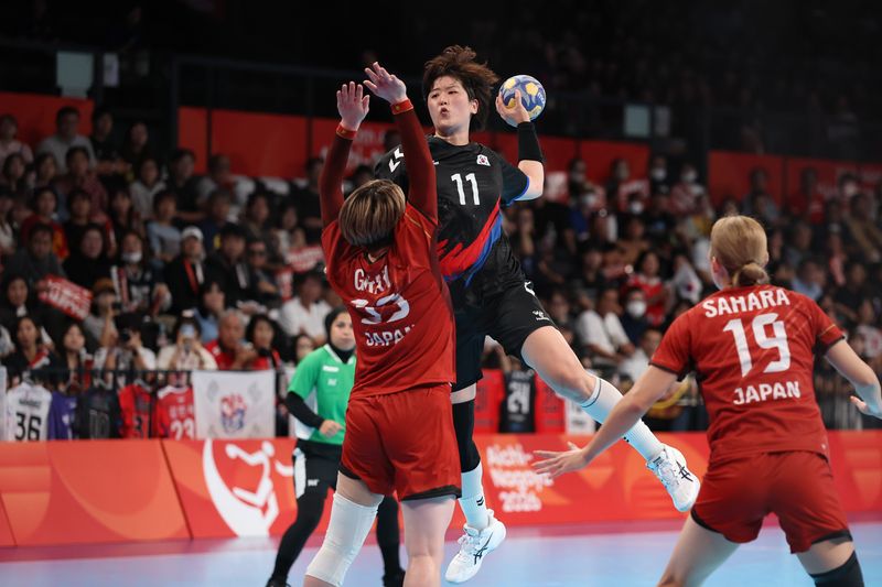 27일 일본 아이치현 이나자와시 엔트리오에서 열린 2026 아이치·나고야 아시안게임 여자 핸드볼 풀리그 결승 전반전에서 류은희 선수(가운데)가 골을 넣고 있다. 사진=뉴시스