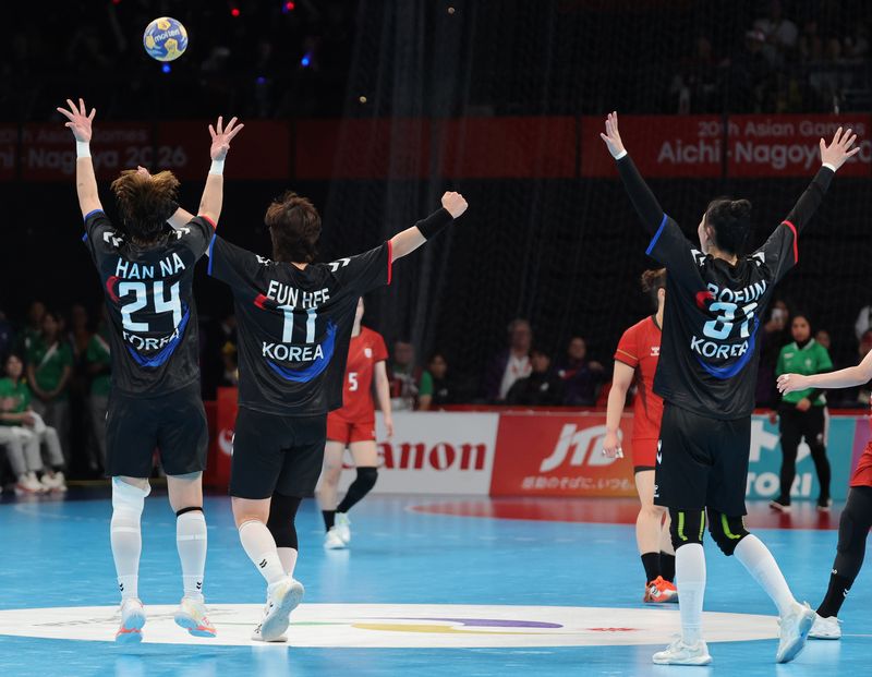 27일 일본 아이치현 이나자와 엔트리오에서 열린 2026 아이치·나고야 아시안게임 여자 핸드볼 풀리그 최종전에서 일본을 꺾고 금메달을 확정지은 한국 선수들이 기뻐하고 있다. 사진=연합뉴스