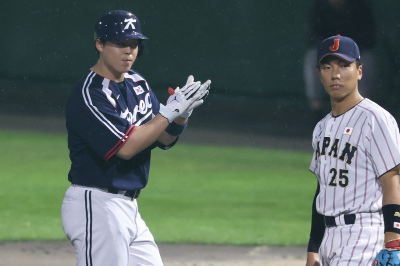 27일 일본 아이치현 도요하시 시민구장에서 열린 2026 아이치·나고야 아시안게임 야구 결승전 대한민국과 일본의 경기, 3회초 무사 1루 상황에서 대한민국 노시환이 안타를 친 뒤 기뻐하고 있다. 뉴스1