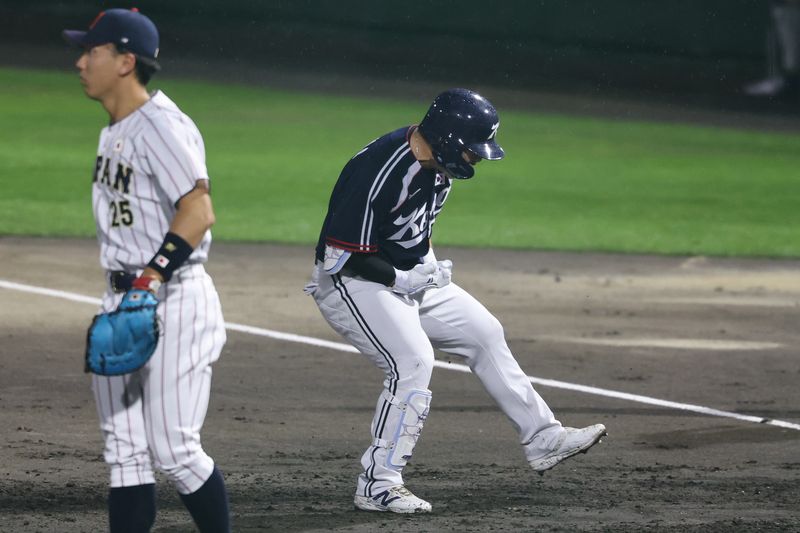 27일 일본 아이치현 도요하시 시민구장에서 열린 2026 아이치·나고야 아시안게임 야구 결승전 대한민국과 일본의 경기, 대한민국 문현빈이 2회초 무사 2루 상황에서 적시타를 친 뒤 세리머니를 하고 있다. 뉴스1