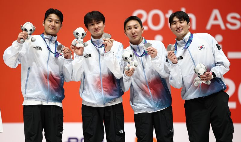27일 일본 아이치현 도코나메 아이치 스카이 엑스포에서 열린 2026 아이치·나고야 아시안게임 펜싱 남자 에페 단체전 시상식. 은메달을 획득한 한국 선수들이 시상대에 올라 메달을 들어 보이고 있다. 왼쪽부터 박상영, 장효민, 권오민, 남연호. /사진=연합뉴스