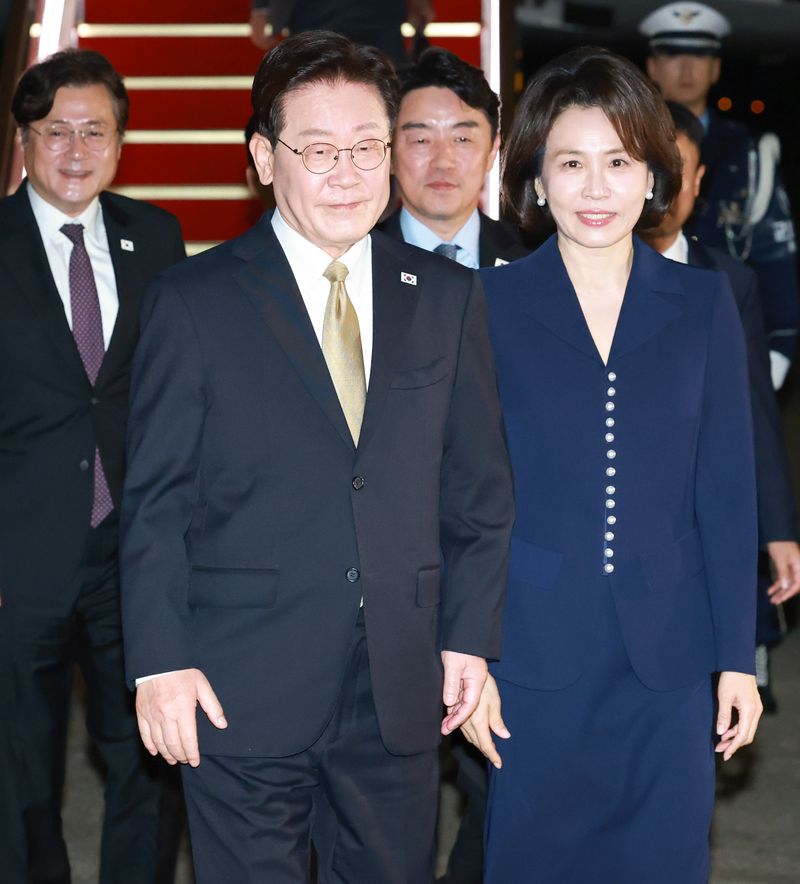 미국과 멕시코 순방을 마치고 귀국한 이재명 대통령과 김혜경 여사가 지난 27일 성남 서울공항 공군 1호기에서 내려 차량으로 이동하고 있다. 연합뉴스
