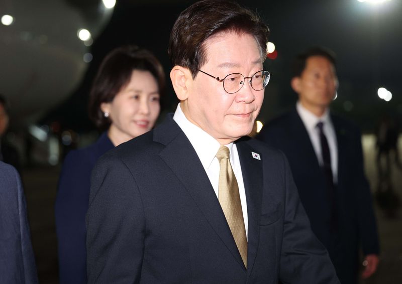 미국·멕시코 순방을 마친 이재명 대통령이 27일 경기 성남 서울공항에 도착해 이동하고 있다. 뉴시스
