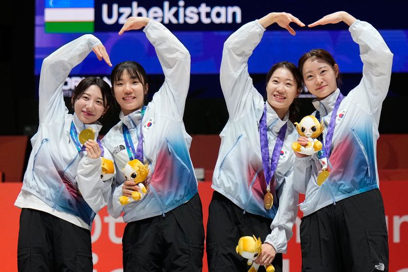 일본 아이치현 도코나메 아이치 스카이 엑스포에서 열린 2026 아이치·나고야 아시안게임 펜싱 여자 사브르 단체전 시상식에서 금메달을 획득한 한국 대표팀이 기념촬영을 하고 있다. 왼쪽부터 김정미, 전하영, 서지연, 최세빈. /사진=뉴시스