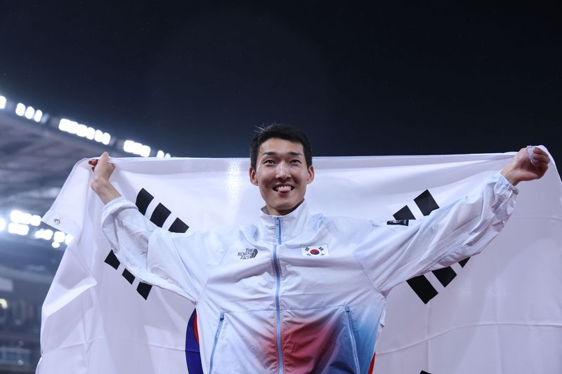 우상혁이 27일 나고야 미즈호공원 육상경기장에서 열린 2026 아이치&middot;나고야 아시안게임 남자 높이뛰기 결선에서 동메달을 확정짓고 세리머니를 하고 있다. /사진=뉴스1