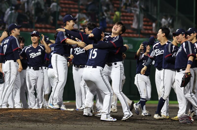 27일 일본 아이치현 도요하시 시민구장에서 열린 2026 아이치·나고야 아시안게임 결승 한국과 일본의 경기. 승리하며 금메달을 획득한 한국 선수들이 기뻐하고 있다. 연합뉴스