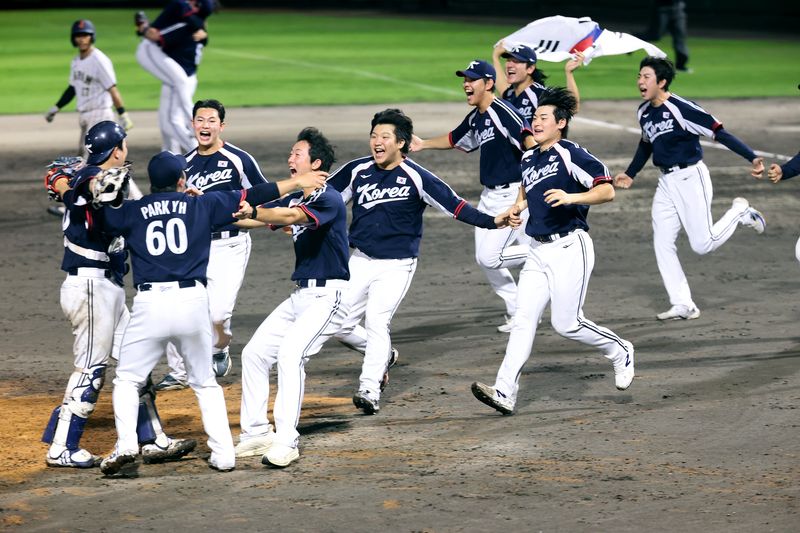 27일 일본 아이치현 도요하시 시민구장에서 열린 2026 아이치·나고야 아시안게임 야구 결승전 대한민국과 일본의 경기에서 3대1 승리한 대한민국 선수들이 금메달을 차지한 뒤 기뻐하고 있다. 뉴스1