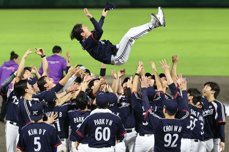 27일 일본 아이치현 도요하시 시민구장에서 열린 2026 아이치·나고야 아시안게임 야구 결승전 대한민국과 일본의 경기에서 3대1 승리한 대한민국 선수들이 금메달을 차지한 뒤 류지현 감독을 행가레 치고 있다. 뉴스1
