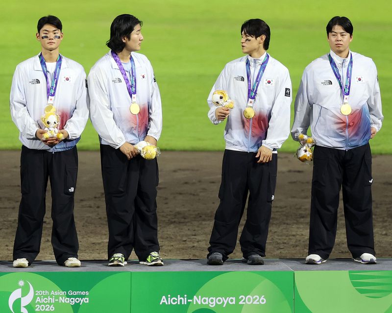 27일 오후(현지 시간) 일본 아이치현 도요하시 시민구장에서 열린 2026 아이치·나고야 아시안게임 야구 시상식에서 금메달을 획득한 한국 곽빈과 김도영이 대화하고 있다. 뉴시스