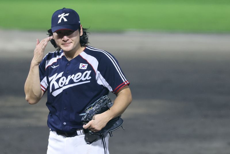27일 일본 아이치현 도요하시 시민구장에서 열린 2026 아이치·나고야 아시안게임 야구 결승전 대한민국과 일본의 경기, 대한민국 선발 곽빈이 7회말 1사 1,2루 상황에서 동점 적시타를 허용 후 마운드를 내려가고 있다. 2026.9.27 ⓒ 뉴스1 김도우 기자 /사진=뉴스1