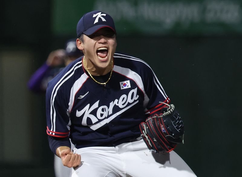 27일 일본 아이치현 도요하시 시민구장에서 열린 2026 아이치·나고야 아시안게임 결승 한국과 일본의 경기. 마무리 투수 박영현이 승리 후 기뻐하고 있다. 연합뉴스