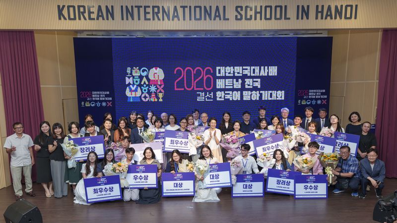 지난 26일 베트남 하노이한국국제학교에서 열린 '2026 대한민국대사배 베트남 전국 한국어 말하기대회' 시상식 후, 이미연 주베트남 대한민국 대사 지명자(두 번째 줄 왼쪽에서 여섯 번째)가 수상자 및 심사위원들과 함께 기념촬영을 하고 있다. 사진=하노이 한국문화원 제공