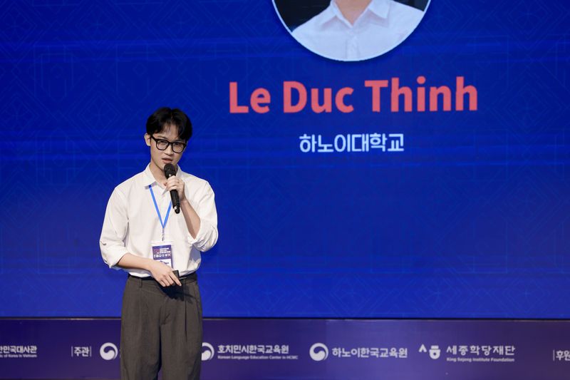 지난 26일 베트남 하노이한국국제학교에서 열린 '2026 대한민국대사배 베트남 전국 한국어 말하기대회'에 일반부 전공부문으로 참가해 대상을 수상한 레 득 틴 하노이대학교 한국어학과 학생이 발표를 하고 있다. 사진=하노이 한국문화원 제공