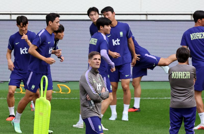 로베르토 모레노 대한민국 축구대표팀 감독이 우루과이와의 평가전을 하루 앞둔 27일 서울 마포구 서울월드컵경기장에서 선수들의 훈련을 지켜보고 있다. 2026.9.27 ⓒ 뉴스1 김진환 기자 /사진=뉴스1