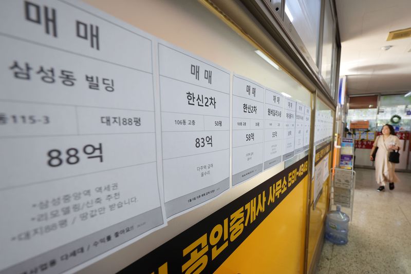 [서울=뉴시스] 홍효식 기자 = 서울 시내 한 부동산 중개업소에 매매 매물이 부착돼 있다.. 2026.09.20. yesphoto@newsis.com
