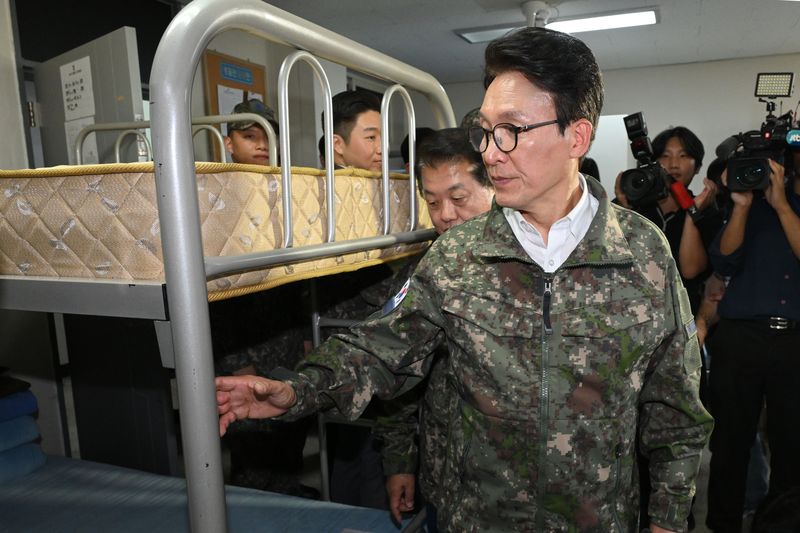 김민석 더불어민주당 대표가 지난 23일 경기도 김포 인근의 공군 8542부대를 방문하고 있다. 뉴스1