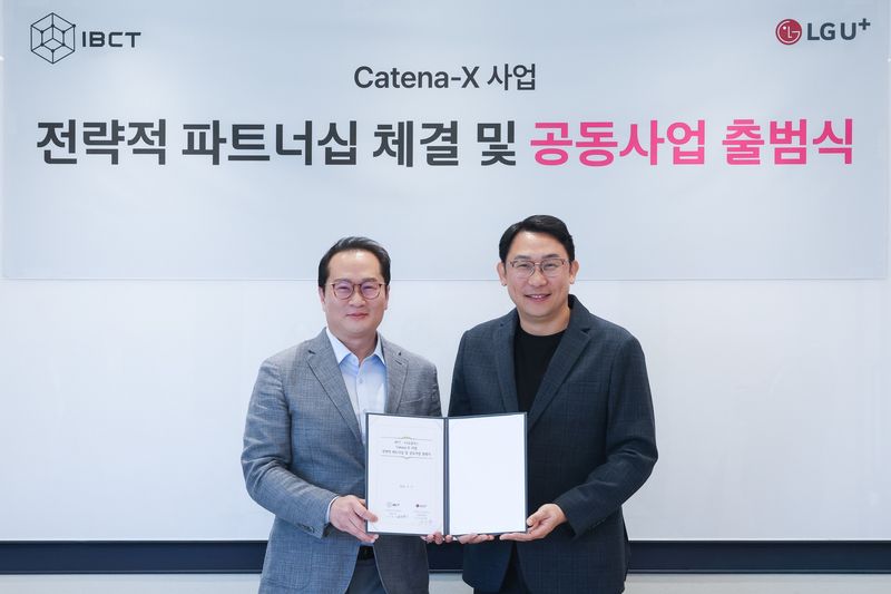 LG유플러스가 데이터스페이스 전문기업 아이비씨티(IBCT)와 국내 제조기업의 유럽 공급망 데이터 규제 대응을 지원한다. 사진은 서울 용산구 LG유플러스 용산사옥에서 열린 '카테나-X 사업 전략적 파트너십 체결 및 공동사업 출범식'에서 권근섭 LG유플러스 고객그룹담당(오른쪽)과 이정륜 IBCT 대표가 기념사진을 촬영하고 있는 모습. LG유플러스 제공